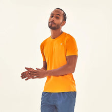 Ladda in bilden i gallerivisningen, Model Front: Uv Line T-Shirts Für Herren T-Shirt Sport Fit Orange Upf50+
