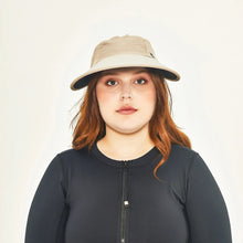 Ladda in bilden i gallerivisningen, Model Front: Uv Line Mützen Visor Capri Colors Areia Preto
